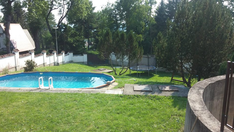 Hotelová zahrada s bazénem